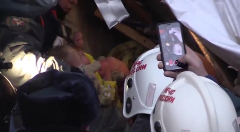 Спасатели вытащили из-под завалов в Магнитогорске живого ребенка
