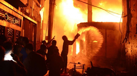 Дакка в огне. При пожаре в столице Бангладеш погибли более 80 человек