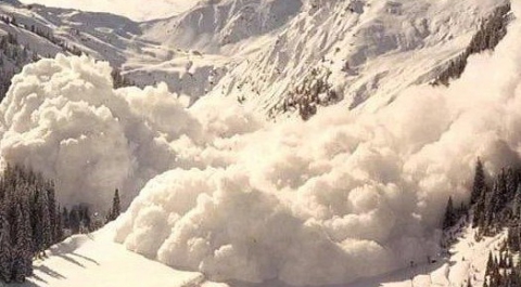 Лавина накрыла нескольких лыжников на швейцарском горном курорте