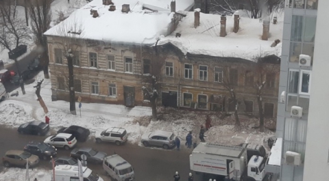 В Саратове под тяжестью снега рухнула часть старинного здания