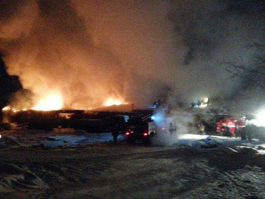 Крупный пожар в Омске: полыхающий ангар с машинами тушат 50 человек