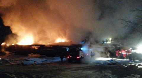 Крупный пожар в Омске: полыхающий ангар с машинами тушат 50 человек