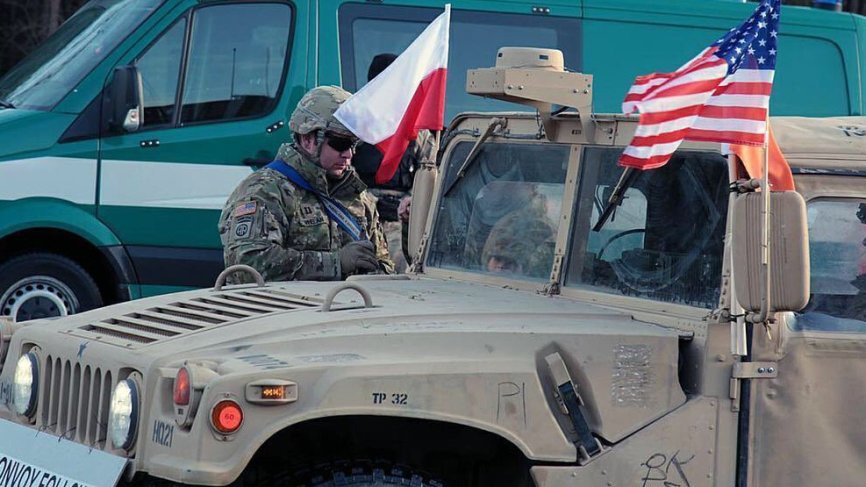 Грузовик с американскими военными загорелся в Польше