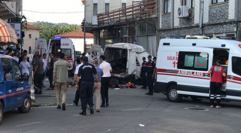 В Турции фургон с нелегальными мигрантами протаранил стену, 10 человек погибли