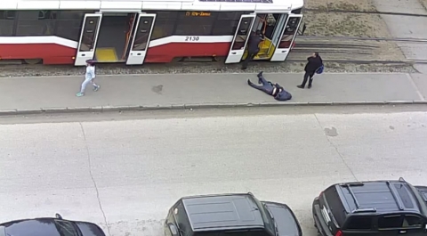 Водитель трамвая выкинул на асфальт новосибирца с инсультом