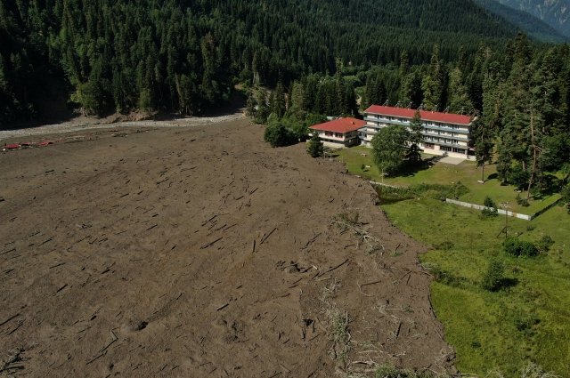 Число погибших на грузинском курорте Шови после оползня увеличилось до 15