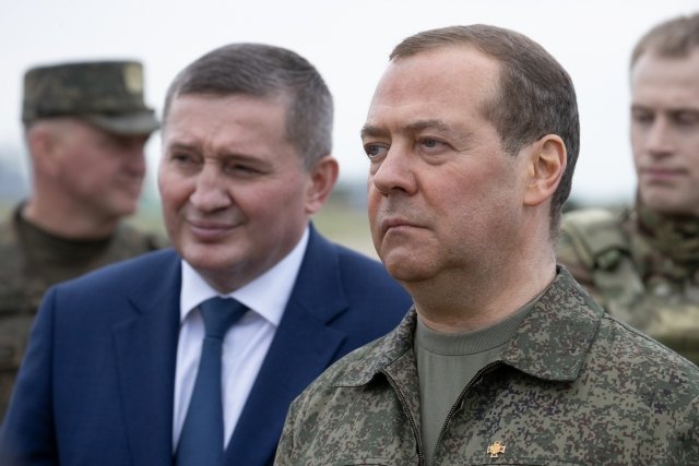 Медведев назвал три условия для мирного разрешения конфликта на Украине