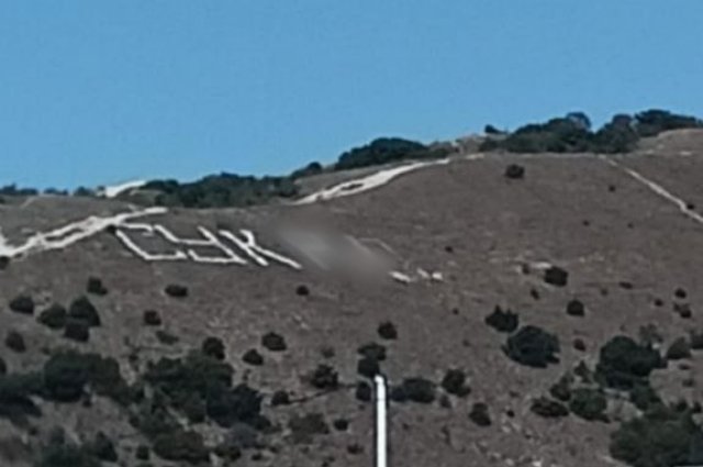 Неизвестный изменил надпись на горе в селе Сукко на ругательное слово
