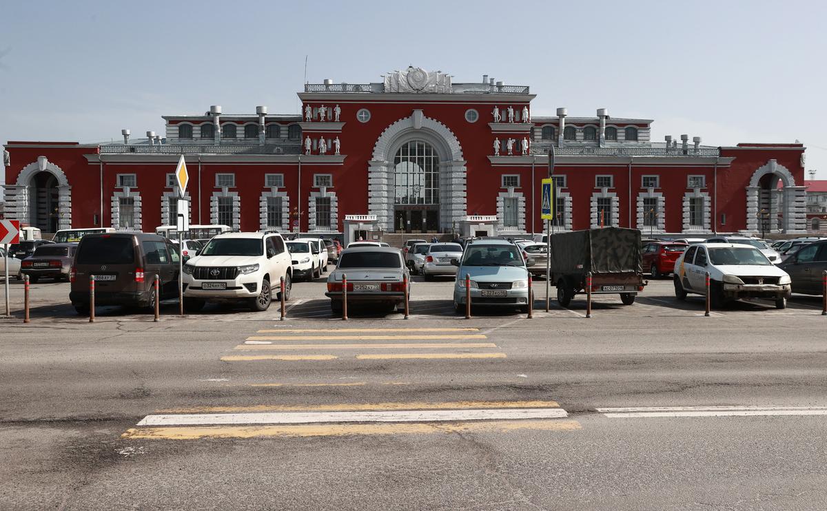Дрон врезался в здание железнодорожного вокзала в Курске