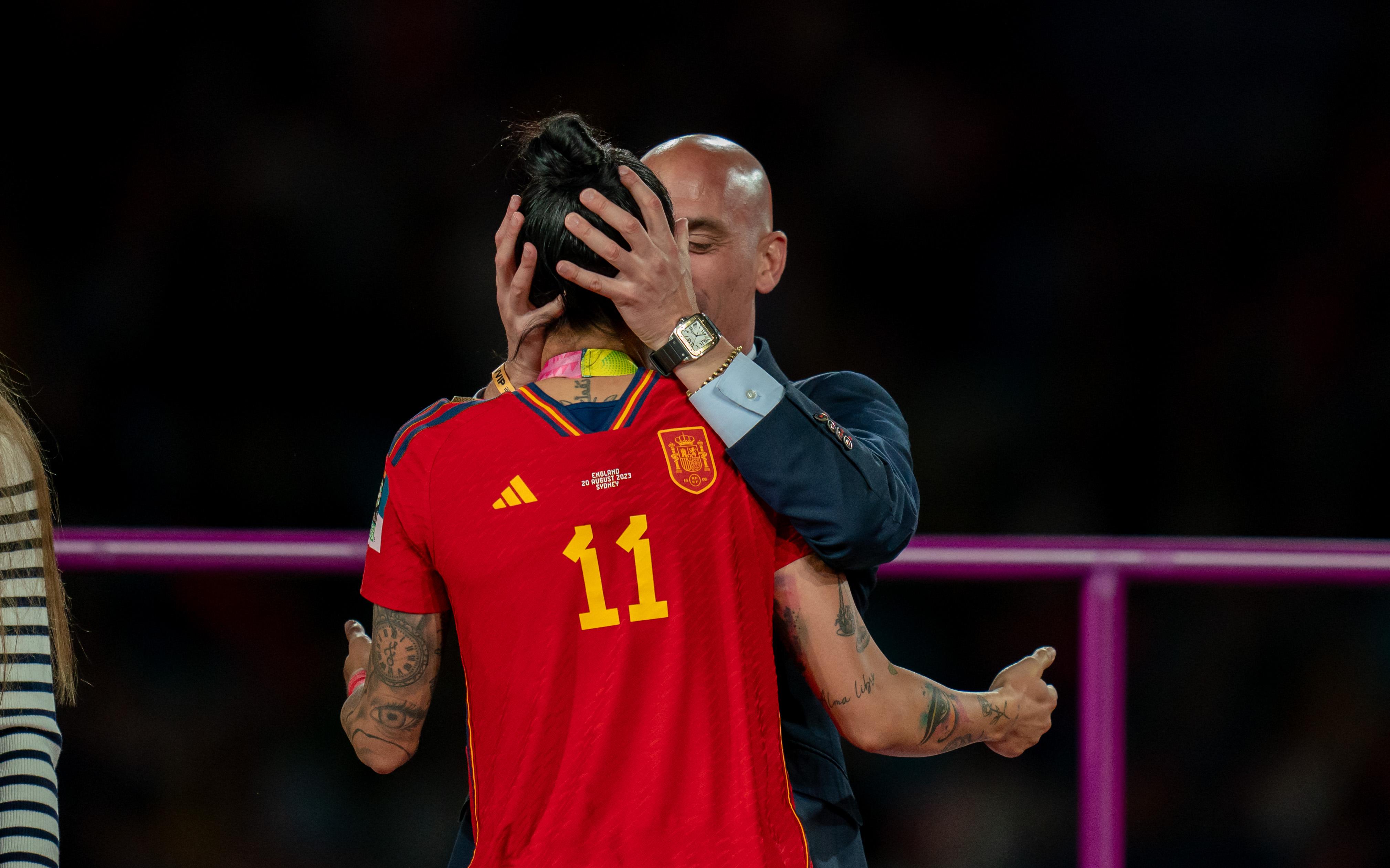 Amnesty International призвал наказать главу RFEF после поцелуя игрока