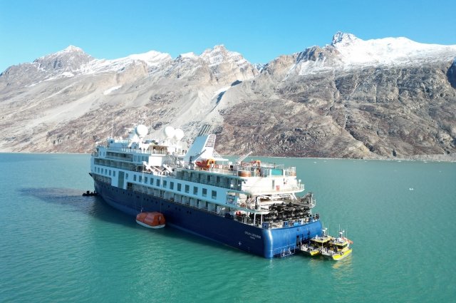 Норвежский лайнер с 200 пассажирами сел на мель у берегов Гренландии