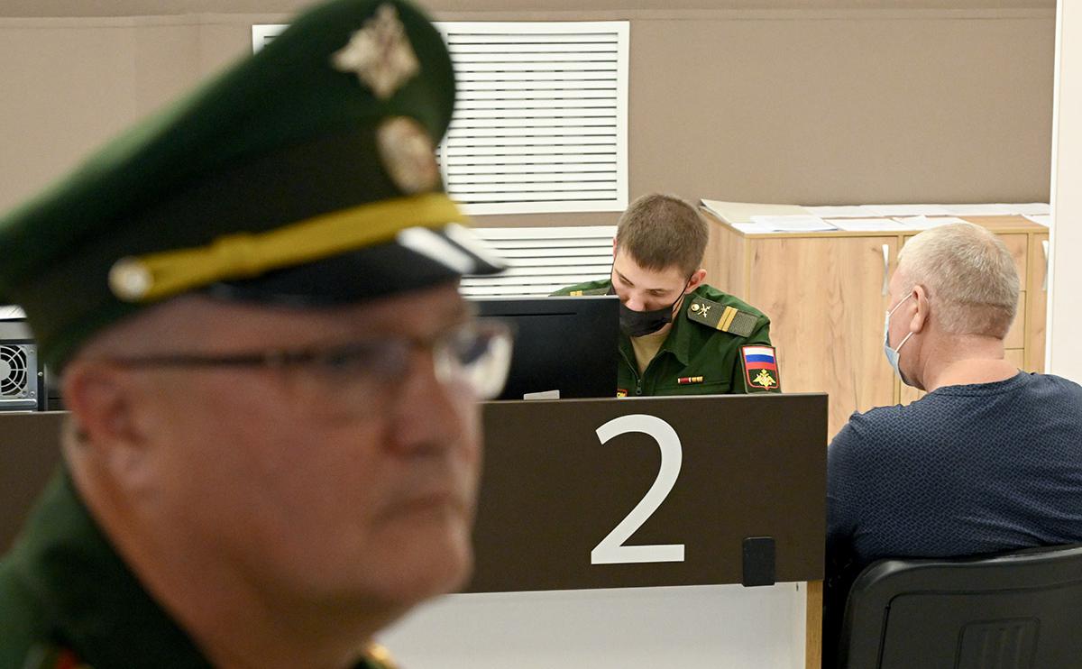 Путин назвал число военных, подписавших контракты с армией