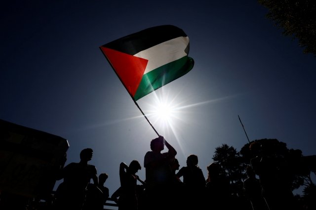 В Берлине школьник избил учителя за требование убрать флаг Палестины