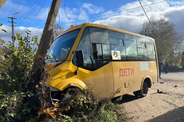 Под Новгородом автомобиль въехал в школьный автобус с 11 детьми