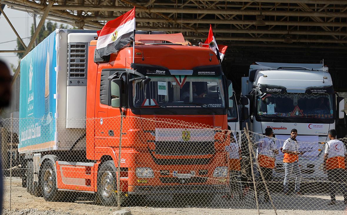 Первые грузовики с гуманитарной помощью проехали в сектор Газа из Египта