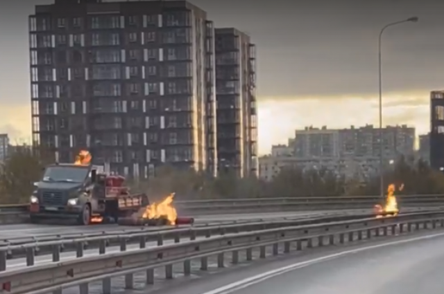 Грузовик с газовыми баллонами загорелся на съезде с КАД в Петербурге