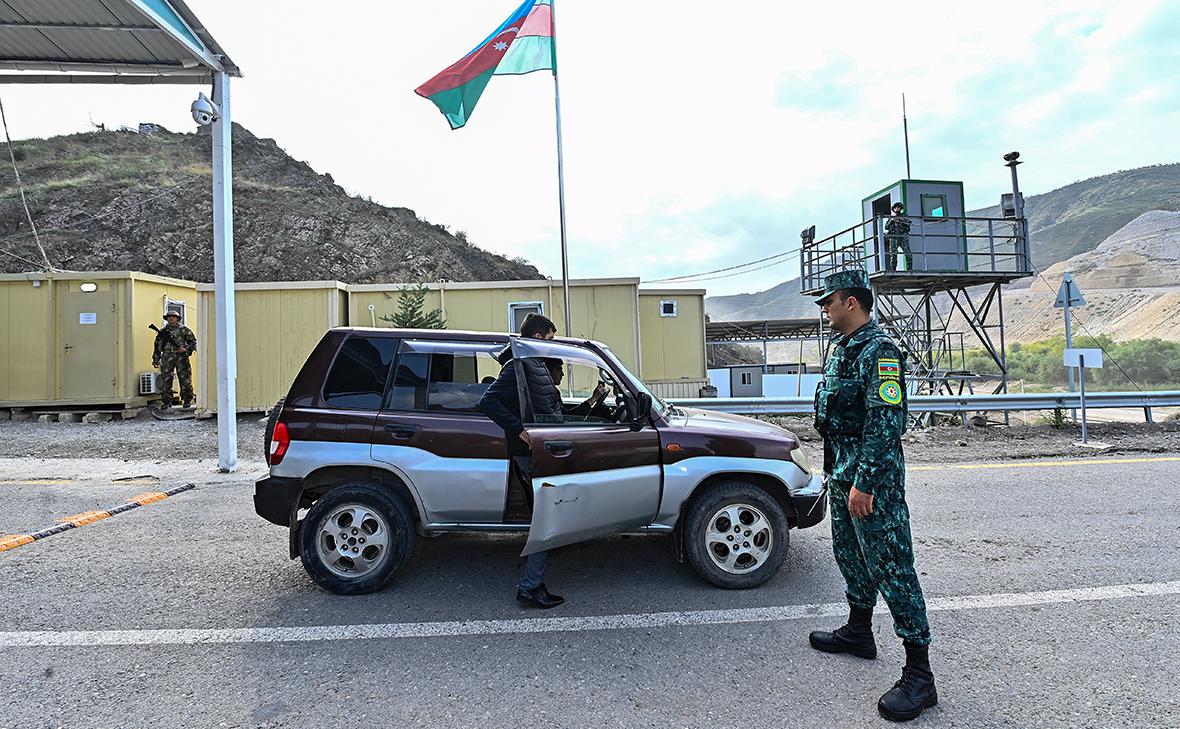 Азербайджан заявил о доказательствах переброски Арменией оружия в Карабах
