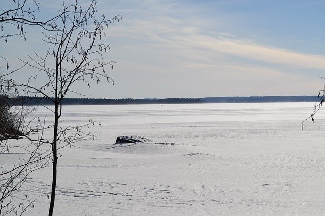 Слесарь спас школьника, провалившегося под лед на озере в Татарстане