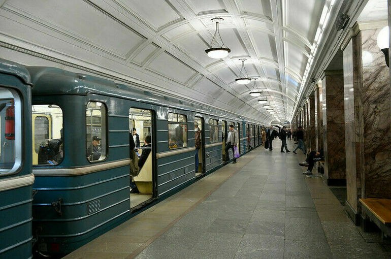 В метро Москвы остановили поезда на участке Арбатско-Покровской линии