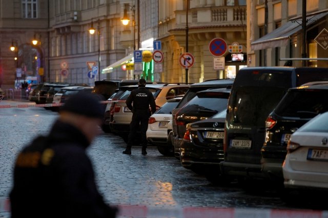 Полиция Чехии уточнила число жертв стрельбы в Праге