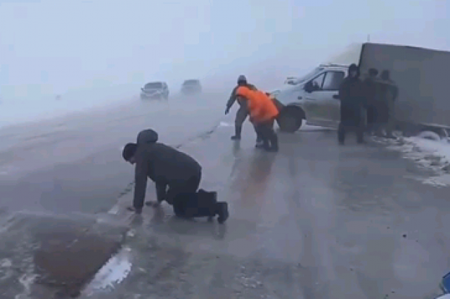 Ураганный ветер начал сдувать людей с трассы под Омском