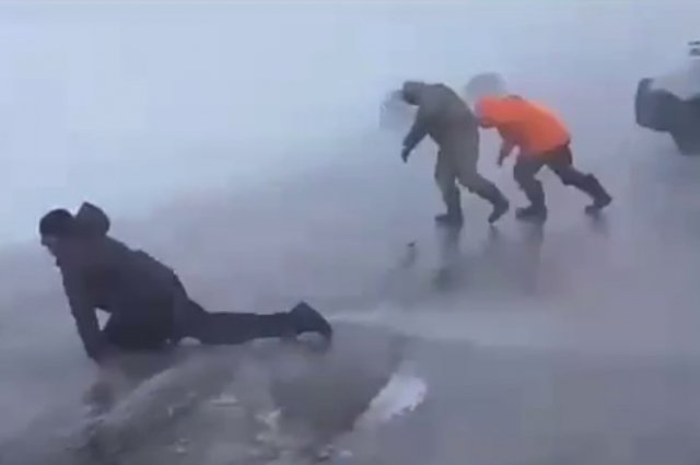 Минтранс: видео с ползущими по дороге людьми снято не в Омской области
