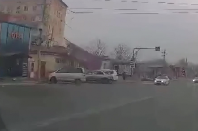 Сильнейший ветер срывает крыши с домов и сносит заборы во Владивостоке