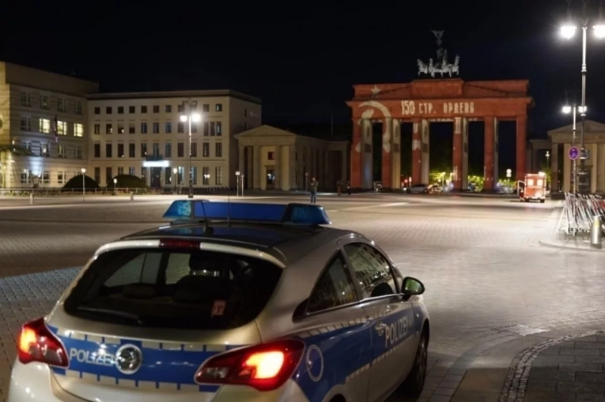 В Берлине Бранденбургские ворота окрасились Знаменем Победы