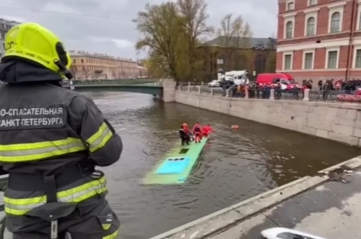 «Фонтанка»: упавший в реку в Петербурге автобус был технически исправен