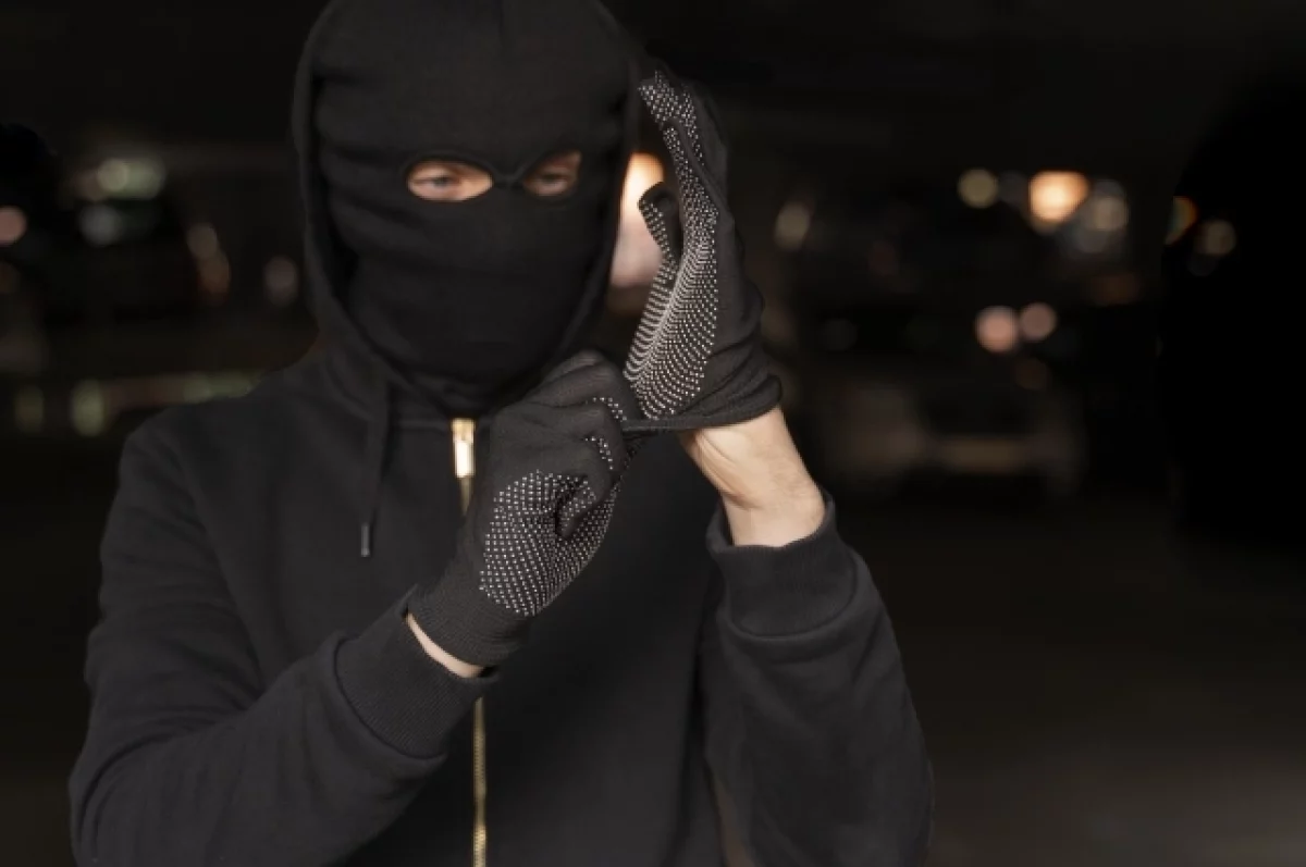 Вооруженный грабитель ушел без денег после нападения на банк в Москве