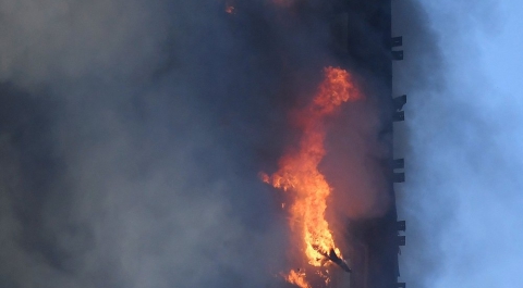 Пожарные сообщили о погибших в горящей лондонской многоэтажке