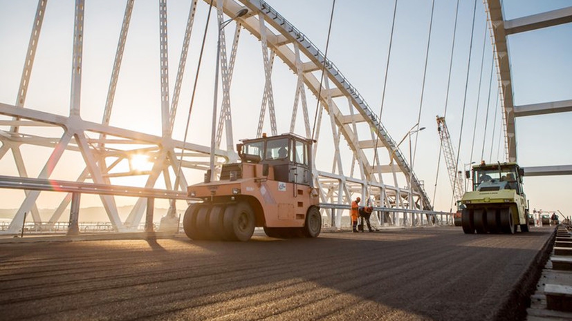 Строители начали укладку асфальта на автодорожной арке Крымского моста