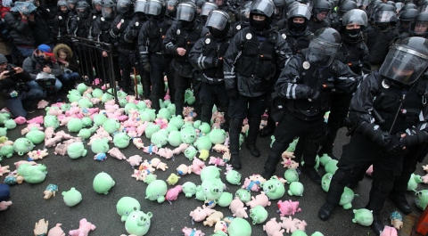 Украинские националисты забросали центр Киева игрушечными свиньями