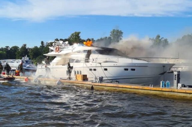 В Петербурге загорелась яхта, опечатанная в рамках дела о гибели пассажира