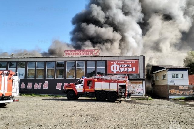 Пожар разгорелся на территории гипермаркета в Иркутской области