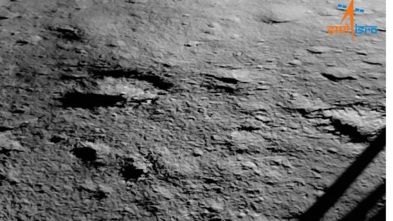 Индийская лунная миссия «Чандраян-3» прислала первый снимок с поверхности Луны