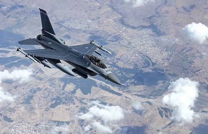 ЦПВС сообщил об опасном сближении истребителя F-16 с самолетом ВКС РФ