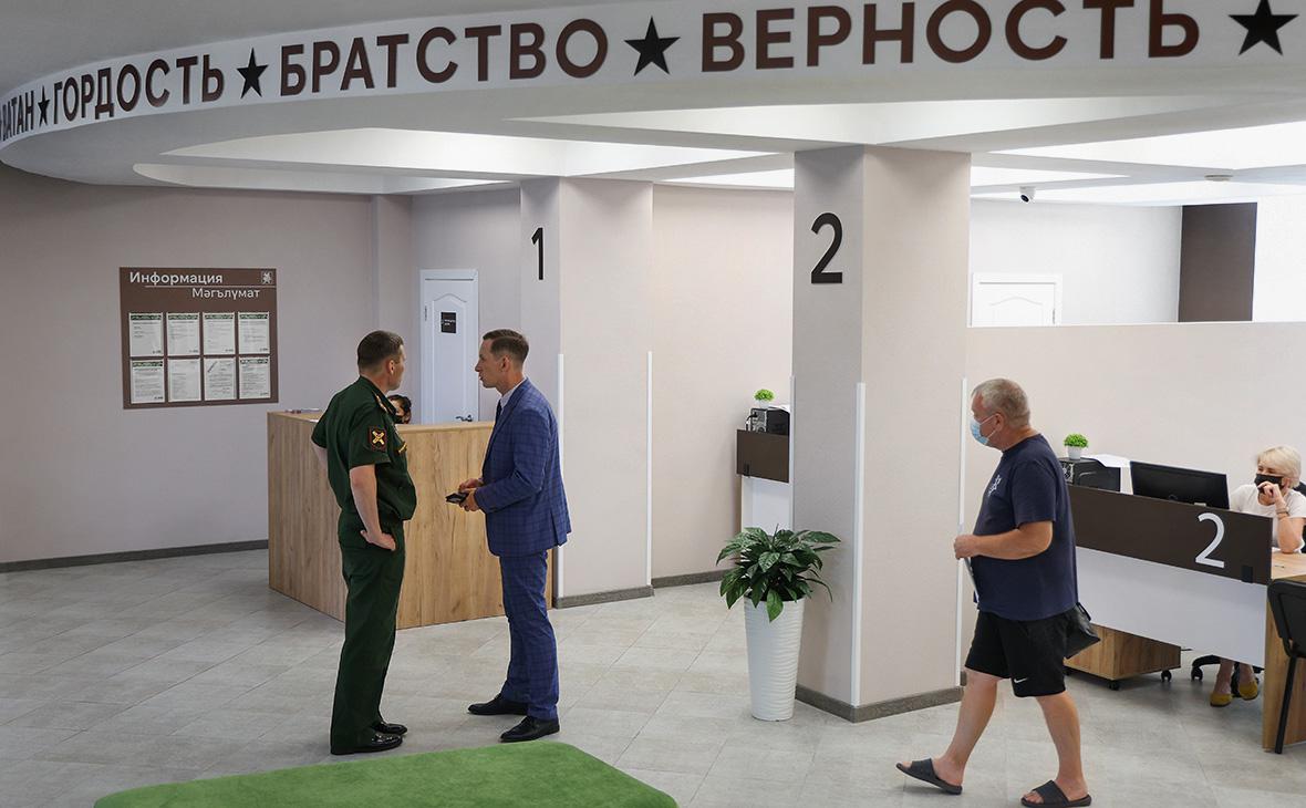 Медведев сообщил о наборе в армию около 280 тыс. контрактников