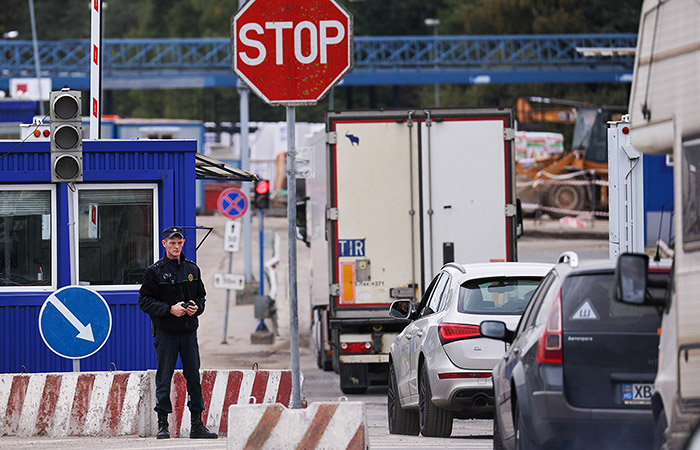Латвия закрыла въезд для машин с российскими номерами