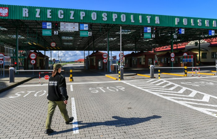 Въезд автомобилей с российскими номерами запретили все граничащие с РФ страны ЕC