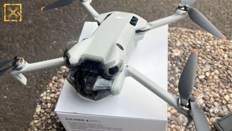 Грядущий мини-дрон DJI Mini 4 Pro показался на фото с новым пультом RC 2