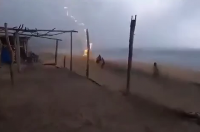 Кадры удара молнии в двух людей на мексиканском пляже появились в Сети