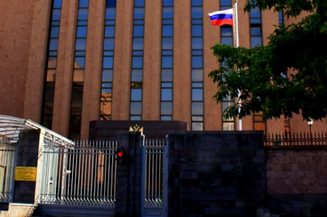 Полиция Армении разблокировала посольство РФ в Ереване