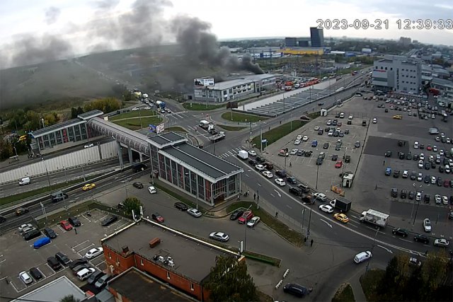 Щербинку заволокло густым дымом из-за пожара в недостроенном здании