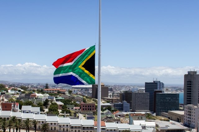 Трое подводников ВМС ЮАР погибли из-за высоких волн во время учений