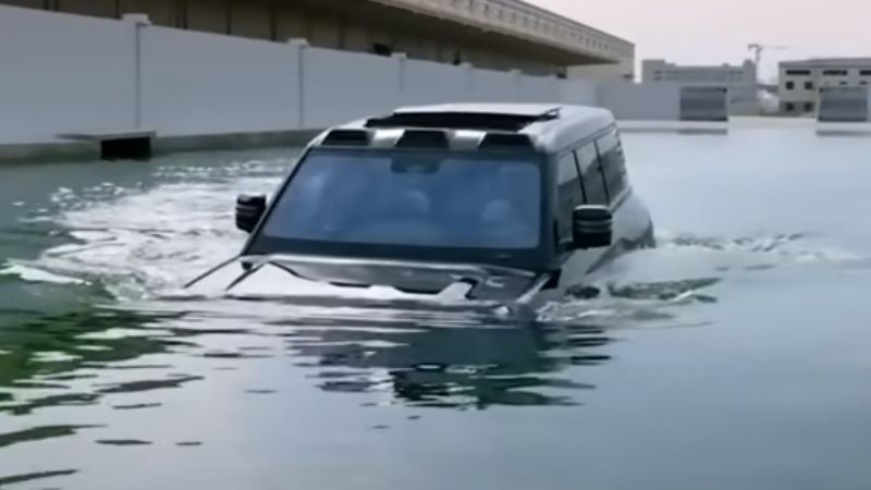 BYD показала плавающий внедорожник YangWang U8 — он гребёт колёсами и на воде разгоняется до 3 км/ч