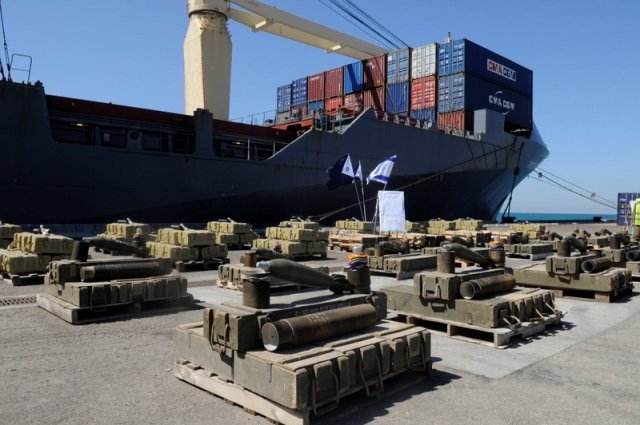 Сломавшийся в Черном море контейнеровоз из России отбуксируют в Стамбул