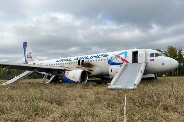 Севший в поле под Новосибирском самолет могут поднять в воздух
