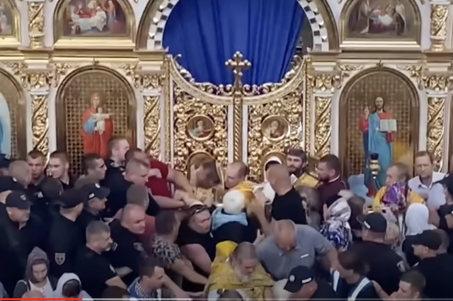 Раскольники ПЦУ с полицией захватили храм в Черновицкой области