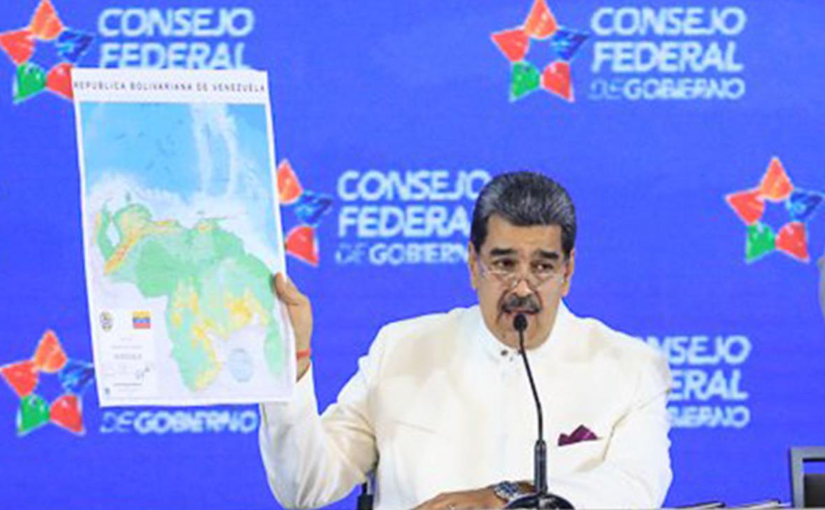 Мадуро показал карту Венесуэлы с регионом соседней Гайаны